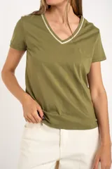 Remera de algodón peinado color blanco, con escote en V y detalles de lurex dorado en el borde del escote. De manga corta y corte ajustado.