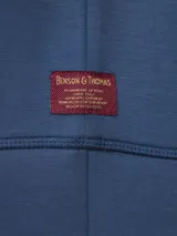 Buzo azul de corte clásico.