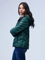 Campera de abrigo verde esmeralda, marca Michael Kors. Diseño acolchado con cierre metálico central, capucha no desmontable con cordón de ajuste y bolsillos verticales delanteros. Incluye bolsa autoportante.
