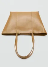 Bolso tipo shopper de tamaño mediano, confeccionado en poliuretano con acabado liso y brillante. Cuenta con dos asas de hombro, cierre de botón magnético y forro interior de piel.