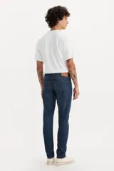 Jean Levi's modelo 512 Slim Taper de corte ajustado, con diseño de pierna cónica que se estrecha desde la rodilla hasta el tobillo. Confeccionado en denim elástico de tiro medio con cierre de bragueta.
