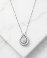 Collar de plata con dije en forma de lágrima, decorado con circonias brillantes en el contorno y en el centro.