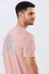 Remera Legacy de algodón color azul, de manga corta y cuello redondo, con pequeño bordado frontal en el pecho.
