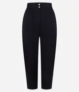 Pantalón carrot sastre color negro, confeccionado en crepé, con cintura alta, elásticos en los laterales de la cintura, botones dobles, cierre tradicional y bolsillos falsos atrás.