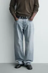 Pantalón jeans de corte recto y ajuste holgado, confeccionado en denim de algodón rígido. Presenta diseño clásico de cinco bolsillos, cierre frontal con cremallera y botón, con un acabado de lavado claro.
