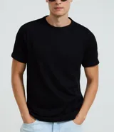 Remera de media malla verde militar con cuello redondo y mangas cortas, de corte clásico.