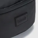 Riñonera negra de poliéster con tres compartimentos exteriores con cierre y un compartimento interior con cierre. Tiene correa ajustable con hebilla y es resistente al agua.