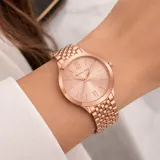 Reloj analógico Michael Kors con caja y malla de eslabones en acero inoxidable color oro rosa. Presenta una esfera minimalista con índices de bastón y números romanos en las posiciones de las 12 y las 6.