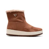 Bota corta color marrón de gamuza sintética, con plataforma blanca y detalle de piel sintética en el borde superior.