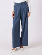 Pantalón palazzo de tiro alto en color verde militar, con diseño de doble abotonadura frontal, pinzas en la cintura y pierna ancha. Cuenta con cintura elástica en la parte posterior para mayor ajuste y bolsillos laterales funcionales.