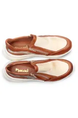 Zapatilla deportiva marrón de cuero liso con detalles en beige y plateado. Presenta cierre lateral y suela gruesa blanca.