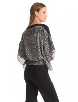 Blusa de gasa con estampado geométrico en tonos negro y gris. Presenta un diseño de mangas tipo dolman o japonesas, cuello recto y cintura elastizada con detalle de punto smock.