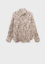 Camisa de tejido satinado fluido con estampado de serpiente, cuello camisero, cierre frontal de botones y manga larga.