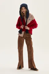 Cardigan de tejido de punto en color marrón, con cuello en V, cierre frontal de botones y detalle de bordado en una de las mangas.