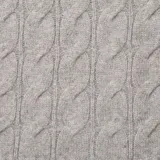 Bufanda de tejido de punto con diseño de trenzas, color marrón claro (taupe), con terminaciones en punto elástico acanalado.