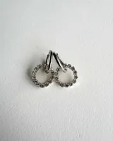 Aros tipo argolla dorados con dije circular de resina transparente y strass color fucsia.