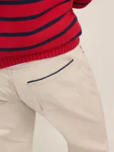 Pantalón de hombre de corte chino, color azul marino, con cinco bolsillos y ruedo doblado.