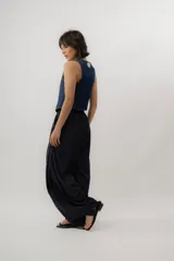 Pantalon sastrero azul marino, de corte ancho y fluido, con cintura elastizada y diseño holgado.