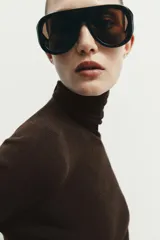 Jersey de punto liso confeccionado en 100% lana, con cuello subido y manga larga. Incluye un cinturón fino integrado a la altura de la cintura.