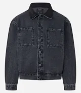 Campera trucker boxy de jean negro con cuello de terciopelo negro, abotonada, con bolsillos delanteros y mangas largas ajustadas.