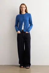 Cardigan clásico de punto color azul, con escote redondo y cierre frontal de botones.