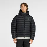 Campera acolchada tipo puffer con capucha, color negro, con cierre frontal bidireccional y logo de la marca estampado en el pecho. Cuenta con mangas largas y puños elásticos.