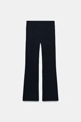 Pantalón de tiro alto confeccionado en mezcla de viscosa, con diseño de pierna recta y detalle de raya planchada frontal. Cuenta con cierre lateral mediante cremallera oculta.