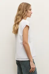 Remera verde oliva con cuello en V, mangas cortas y detalle de vainillas en las costuras de las mangas y el ruedo.