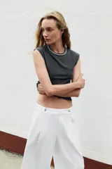 Camiseta sin mangas gris con efecto lavado, de corte regular y cuello redondo decorado con aplicaciones de pedrería a contraste.