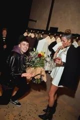 Remerón blanco de manga larga, corte holgado, con un pequeño bordado frontal en color rojo que dice "animal" con un arco sobre la palabra.