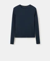 Camiseta azul marino entallada, con cuello redondo y manga larga.
