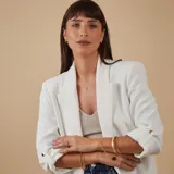 Esclava rígida de oro 18k con acabado satinado y diseño de cinta plana. Presenta una textura fina en su superficie y un diseño minimalista.