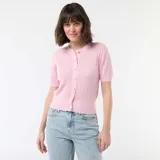 Cárdigan de manga corta en tejido de punto calado con diseño de espiga, cuello redondo y cierre frontal con botones al tono.