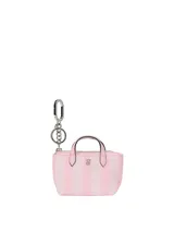 Charm en forma de mini bolso con diseño de rayas rosadas y blancas, cierre de cremallera superior, asas de mano y llavero metálico con gancho.