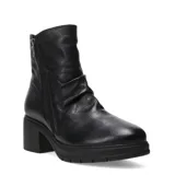 Bota de caña baja marca Bottero, confeccionada en cuero negro con textura rugosa. Presenta un diseño con frunces en el empeine, cierre lateral y suela de goma con taco cuadrado.