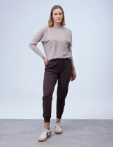 Pantalón jogger color beige, marca Zac & Rachel, con pretina ancha elastizada, lazo de ajuste, bolsillos delanteros y puños elastizados en los tobillos.