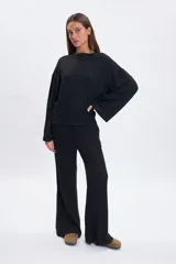 Pantalón de corte recto y holgado confeccionado en tejido rib, con cintura elástica.