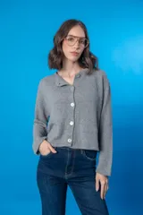 Cardigan gris con cuello redondo y cierre frontal con botones. Tejido de lana, cashmere, acrílico y viscosa.