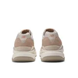 Championes New Balance modelo 57/40, color beige y rosa pálido, con detalles en gris claro. Presentan una silueta aerodinámica con una entresuela sobredimensionada inspirada en el modelo 574 clásico y elementos de diseño de los años 80 y 90. La parte superior combina gamuza y malla.
