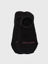 Medias invisibles de corte bajo, color negro, con logo de la marca bordado en color rosado en la zona de los dedos.