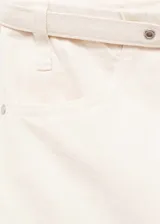 Pantalón jeans de corte wide leg en color crudo, con tiro medio, cierre frontal de cremallera y botón, cuatro bolsillos y trabillas en la cintura. Incluye un cinturón fino del mismo tejido con cierre de hebilla.