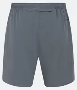 Bermuda deportiva masculina de tejido plano, con cintura elástica y cordón de ajuste. Presenta bolsillos laterales, recortes laterales texturizados, aberturas en el ruedo y un bolsillo con cierre en la parte trasera.