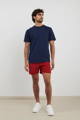 Remera de cuello redondo y manga corta, confeccionada en tejido de algodón pesado.