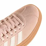 Championes urbanos Adidas modelo VL Court Bold, color rosado con detalles en blanco y suela de plataforma color caramelo. Confeccionados en gamuza con las icónicas tres tiras laterales.