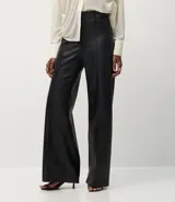 Pantalón wide leg de poliuretano color negro, con cintura de tiro alto, trabillas para cinturón, cierre frontal y bolsillos traseros aplicados.