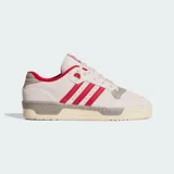 Championes Adidas Rivalry Low de cuero y gamuza color blanco hueso con detalles en rojo y gris.