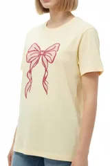 Remera marrón de manga corta y cuello redondo, de corte holgado, con estampado frontal alusivo a frutos del mar y texto "fruits de mer".