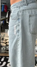 Pantalón de jean estilo baggy, color celeste claro, de tiro alto y corte amplio con detalles bordados en los bolsillos.