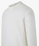 Su ter de punto color blanco de la marca Marfinno, con cuello redondo, manga larga y diseño texturizado en zigzag.