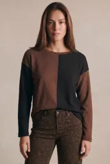 Sweater de algodón con diseño bicolor en bloques, combinando tonos marrón y negro. Presenta cuello redondo, mangas largas y una textura acanalada.